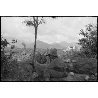 Soldat du 21e régiment d'infanterie coloniale observant aux jumelles depuis un poste avancé à Nha Trang.