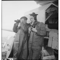 Marins de veille près de l'une des tourelles du contre-torpilleur Le Malin.