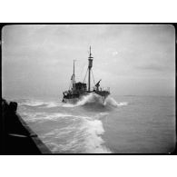 Chalutier arraisonneur réquisitionné et armé par la Marine nationale, affecté à la police de la navigation.