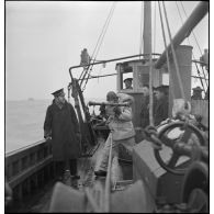 A bord d'un chalutier, un marin canonnier utilise un télémètre de 0,80 modèle 1935 (sous réserves).