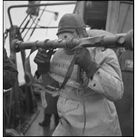 Plan américain à bord d'un chalutier, d'un marin canonnier qui utilise un télémètre de 0,80 modèle 1935 (sous réserves).