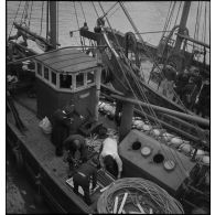 Préparation de grenades anti-sous-marines à bord d'un chalutier de la Marine nationale.