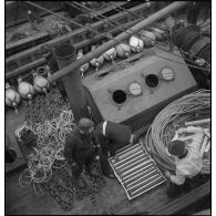 Préparation de grenades anti-sous-marines à bord d'un chalutier de la Marine nationale.