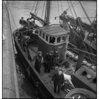Préparation de grenades anti-sous-marines à bord d'un chalutier de la Marine nationale.