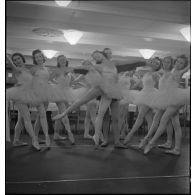 Corps de ballet à bord du porte-avions Béarn à l'occasion d'un spectacle donné le soir, la veille de Noël.