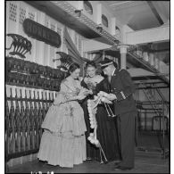 Actrices, sociétaires de la Comédie-Française, à bord du porte-avions Béarn.