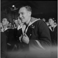 L'équipage assiste à un spectacle à bord du porte-avions Béarn le soir, la veille de Noël.