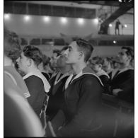 Marins assistant à un spectacle à bord du porte-avions Béarn la veille au soir de Noël.