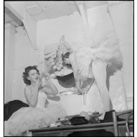 Danseuses de ballet à bord du porte-avions Béarn.