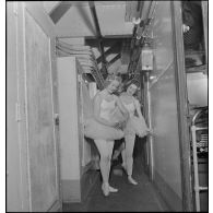 Danseuses de ballet à bord du porte-avions Béarn.