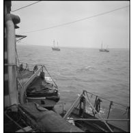 Deux chalutiers armés par la Marine nationale vus depuis le torpilleur Bouclier ou Flore.