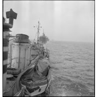 Un torpilleur, le Bouclier ou le Flore, escorte et ouvre la voie à un convoi de cargos de la marine marchande.