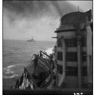 Les deux torpilleurs, le Bouclier et la Flore, qui escortent un convoi de cargos de la marine marchande.