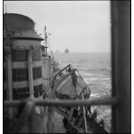 Un torpilleur, le Bouclier ou le Flore, escorte et ouvre la voie à un convoi de cargos de la marine marchande.