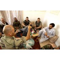 Visite du colonel Pillet à un chef de village.