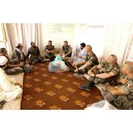 Visite du colonel Pillet à un chef de village.