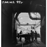 Couloir circulaire desservant les alvéoles du magasin de munitions souterrain dit souterrain du Roule à Cherbourg, dans lequel sont entreposées des torpilles.