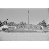 Impacts de projectiles sur le monument dédié aux fusiliers marins à Dunkerque.