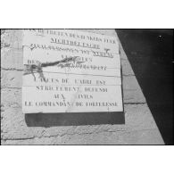 A Dunkerque, pancarte apposée à l'entrée d'un abri réservé à l'armée allemande et interdit à la population civile française.