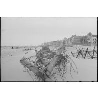 Dunkerque en ruine vue depuis une plage.