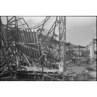 Bâtiments du port de Dunkerque en ruine.