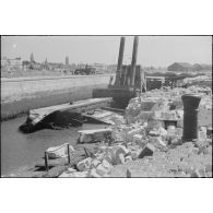 Epave dans le port détruit de Dunkerque.