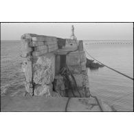 Le feu de Saint-Pol, au bout de la jetée ouest détruite du port de Dunkerque.