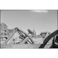 Destructions dans le port de Dunkerque. A l'arrière-plan, le beffroi.