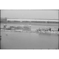 Epaves dans le chenal du port de Dunkerque dévasté.