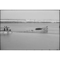 Epave dans le chenal du port de Dunkerque dévasté.