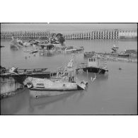 Epaves dans le chenal du port de Dunkerque dévasté.