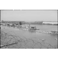 Epaves dans le chenal du port de Dunkerque dévasté.