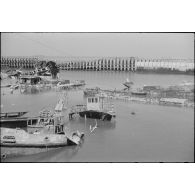 Epaves dans le chenal du port de Dunkerque dévasté.