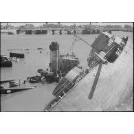 Epaves dans le chenal du port de Dunkerque dévasté.