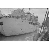 Vue de la poupe à bâbord de l'aviso Amiral Mouchez qui croise un chalutier.