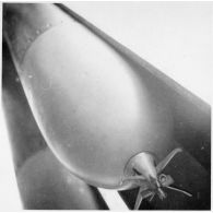 Gros plan d'une torpille de 550 mm dans un tube lance-torpilles à bord du torpilleur léger Branlebas.