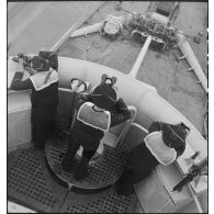 Matelots au poste de veille à la passerelle à bord du torpilleur léger Branlebas.