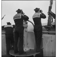 Marins au poste de veille sur la passerelle du torpilleur léger Branlebas.