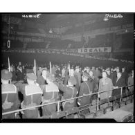 Soirée de la Marine nationale au Vélodrome d'Hiver : arrivée de Louis Jacquinot, ministre, et de Henri Frenay, ministre des Prisonniers, Déportés et Réfugiés.