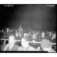 Soirée de la Marine nationale au Vélodrome d'Hiver : les spectateurs assistent à un match de boxe. Au deuxième rang, Louis Jacquinot, ministre de la Marine.