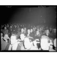Soirée de la Marine nationale au Vélodrome d'Hiver : les spectateurs assistent à un match de boxe. Au deuxième rang au centre, Louis Jacquinot, ministre de la Marine.