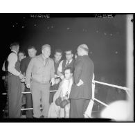 Soirée de la Marine nationale au Vélodrome d'Hiver : Jean Gabin vient encourager Marcel Cerdan lors d'un match de boxe.