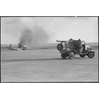 Intervention de marins après le crash d'un bombardier en piqué Douglas SDB-5 Dauntless de la flottille 3FB sur une des pistes d'envol de la base de Cognac.