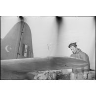 Empennage d'un bombardier en piqué Douglas SDB-5 Dauntless sur la base de Cognac.