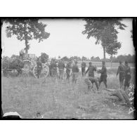 St Etienne près Châlons (4e armée). Ravitaillement en munitions d’artillerie (route de Châlons). [légende d’origine]