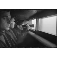 Poste de veille d'une batterie d'artillerie de défense côtière de la Marine nationale sur le littoral.