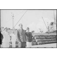 Le commissaire à la Marine, Louis Jacquinot, lors d'une cérémonie sur un quai du port d'Alger.