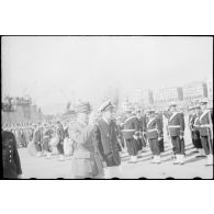 Revue de troupes sur un quai du port d'Alger.