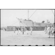 Exécution de l'hymne national par la nouba du 1er régiment de tirailleurs algériens (1er RTA) sur un quai du port d'Alger.