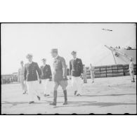 Autorités militaires sur un quai du port d'Alger.